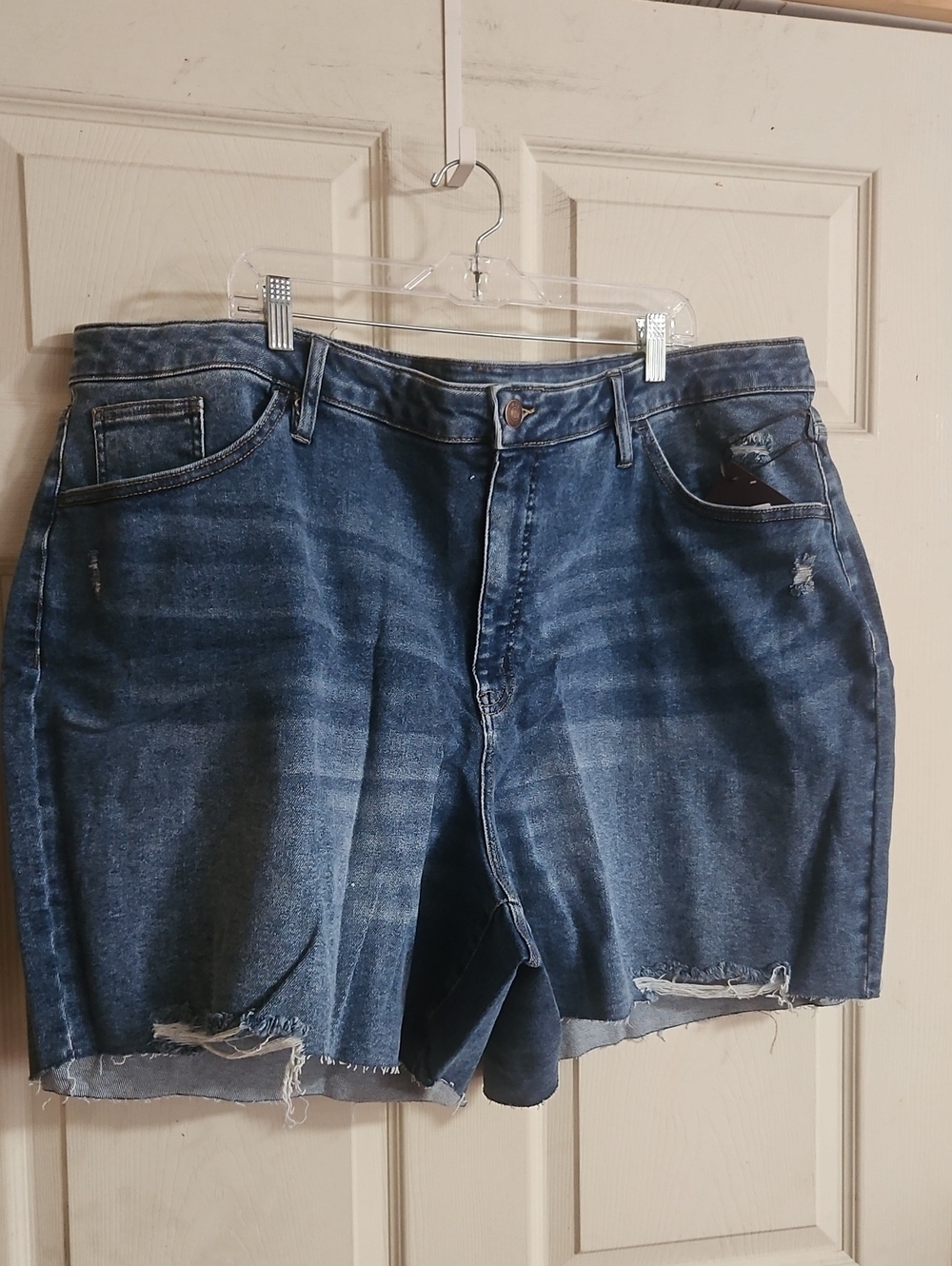 AVA & VIV DISTRESSED DENIM SHORTS: 7 IN INSEAM: NEW WITH TAGS: SIZE 28W